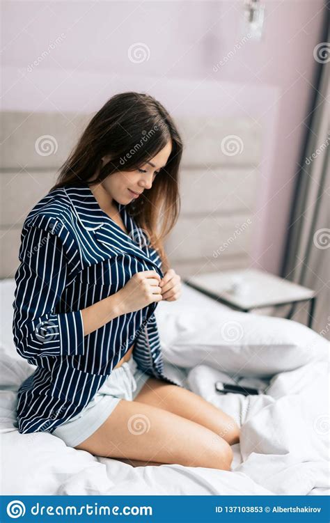 进屋就脱美女衣服_脱美女衣服_给美女衣服脱个精光