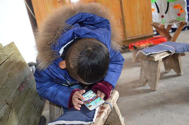 农村学生用手机玩游戏图片_农村孩子玩手机图片_农村玩耍图片